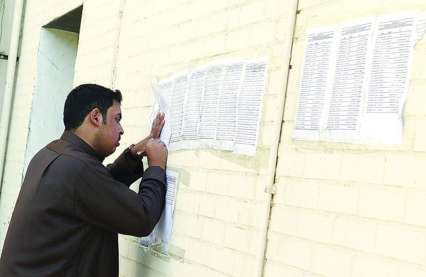 عودة التسجيل اليدوي 	(تصوير بسام زيدان)