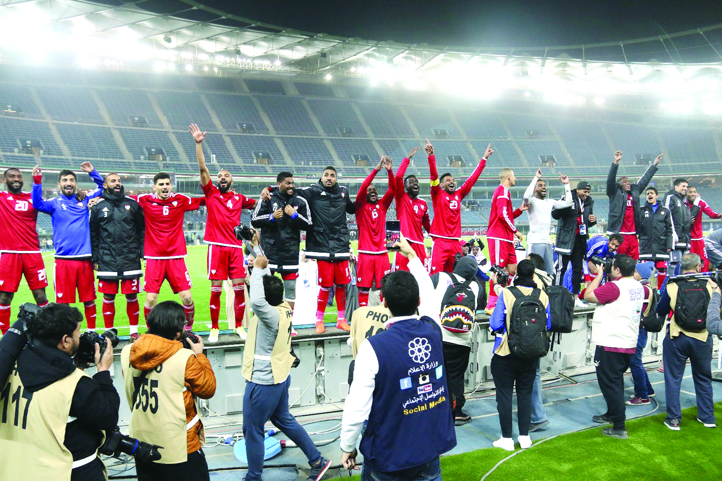 u0644u0627u0639u0628u0648 u0627u0644u0627u0645u0627u0631u0627u062a u064au062du064au0651u0648u0646 u062cu0645u0627u0647u064au0631u0647u0645 u0628u0639u062f u0627u0644u0641u0648u0632 u0639u0644u0649 u0627u0644u0639u0631u0627u0642