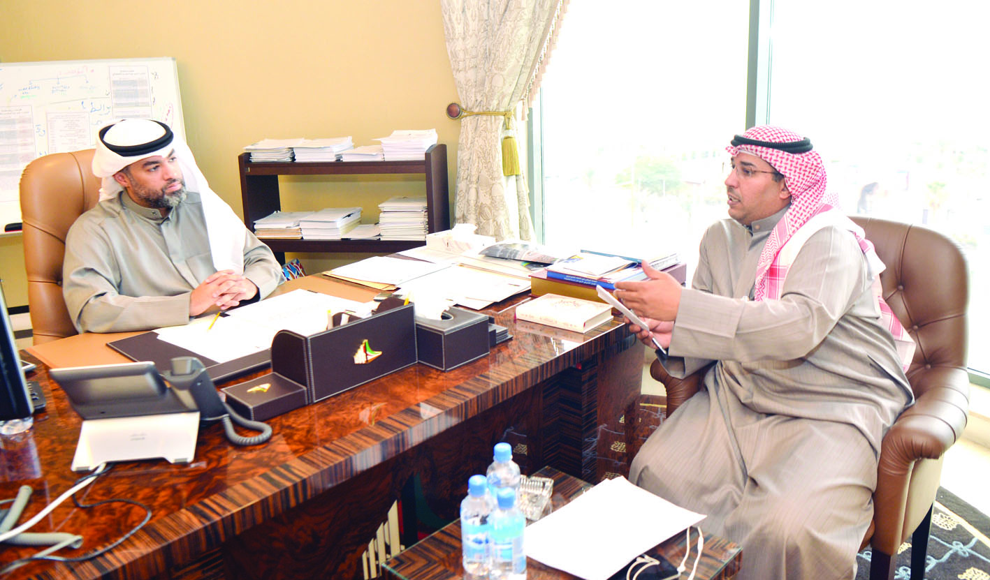 الطبطبائي يتحدث للزميل وليد الهولان	(تصوير نايف العقلة)