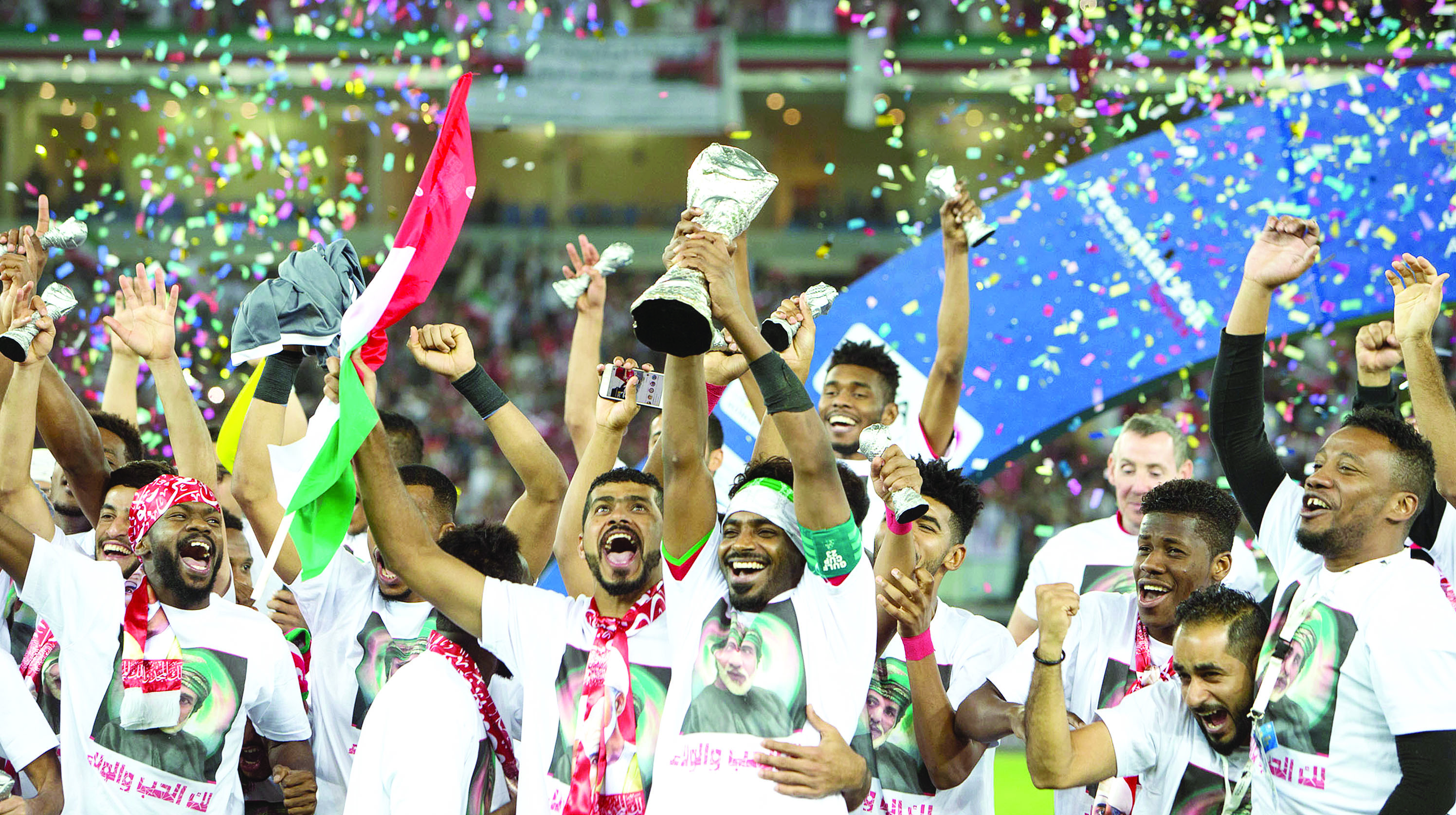 «كانو» وزملاؤه يحتفلون بكأس الخليج     	     (الأزرق دوت كوم)