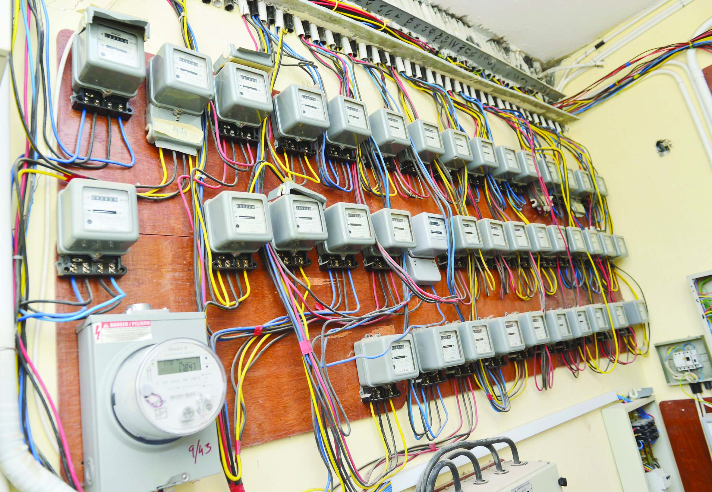 عداد ذكي إلى جانب عدادات قديمة