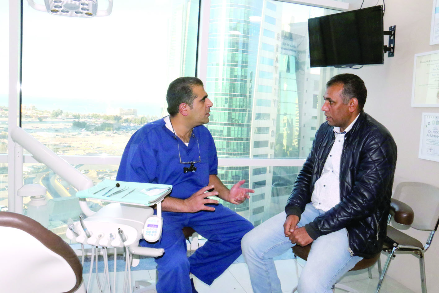 المزيدي يتحدث للزميل عمر العلاس	 (تصوير بسام زيدان)