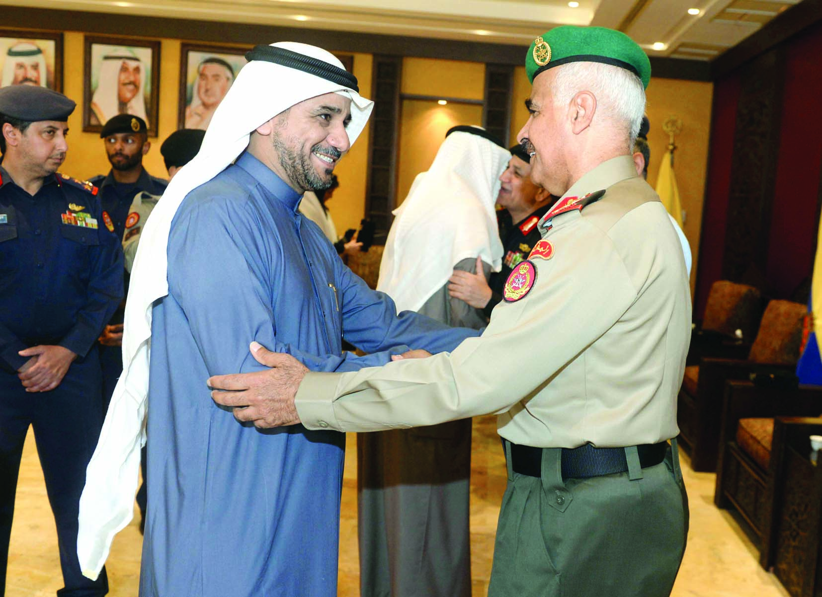 الخضر متلقياً تهنئة الزميل منصور الشمري