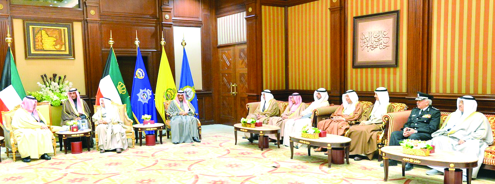 سمو الأمير مستقبلاً بحضور ولي العهد وعلي الجراح وزير الداخلية السعودي وبدا خالد الجراح ومحمد العبدالله والسفير ثامر الجابر