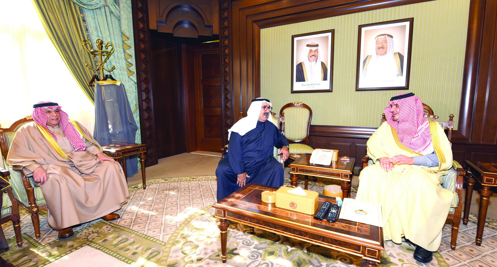 ناصر الصباح مستقبلاً عبدالعزيز بن سعود