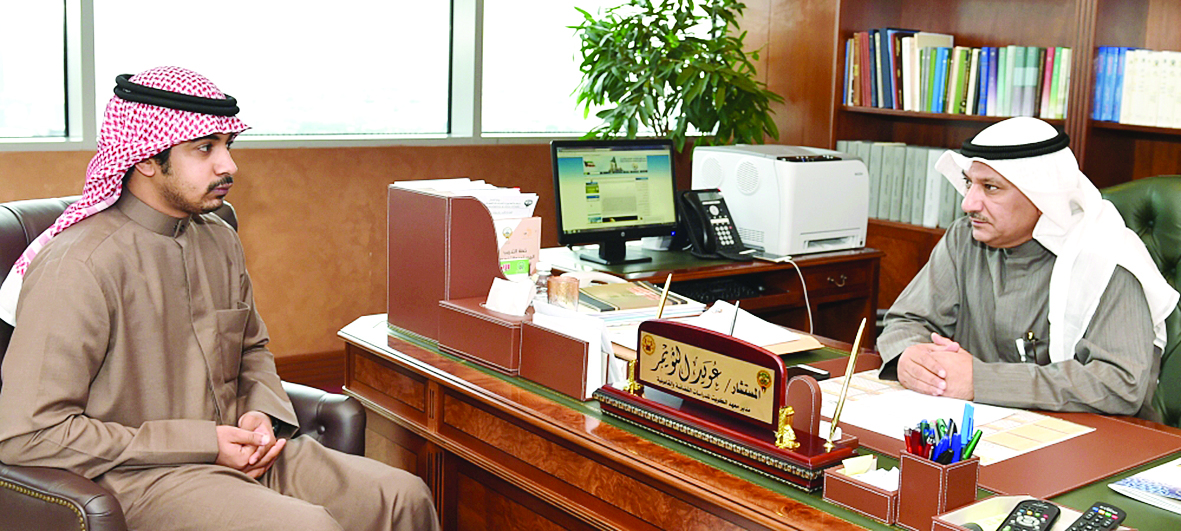 الثويمر متحدثاً للزميل ناصر المحيسن