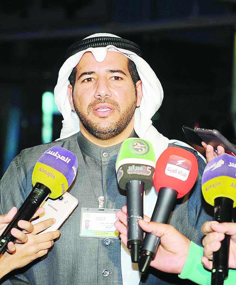 الأحمد متحدثاً لوسائل الإعلام على هامش الندوة	 (تصوير طارق عزالدين)