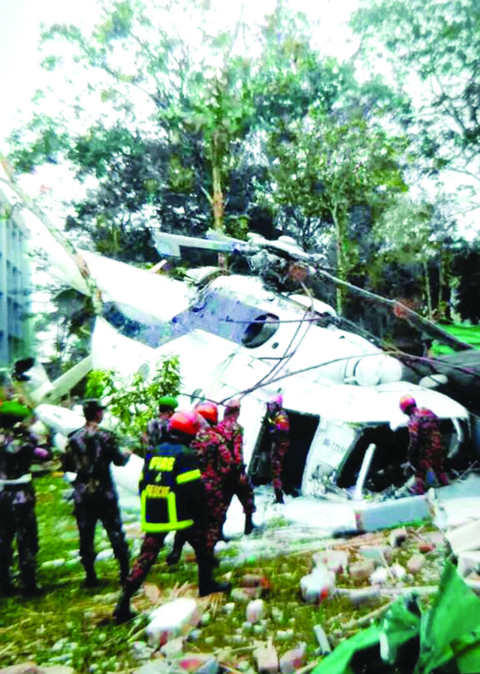 الطائرة بعد فتح أبوابها وإنقاذ الخضر ومرافقيه