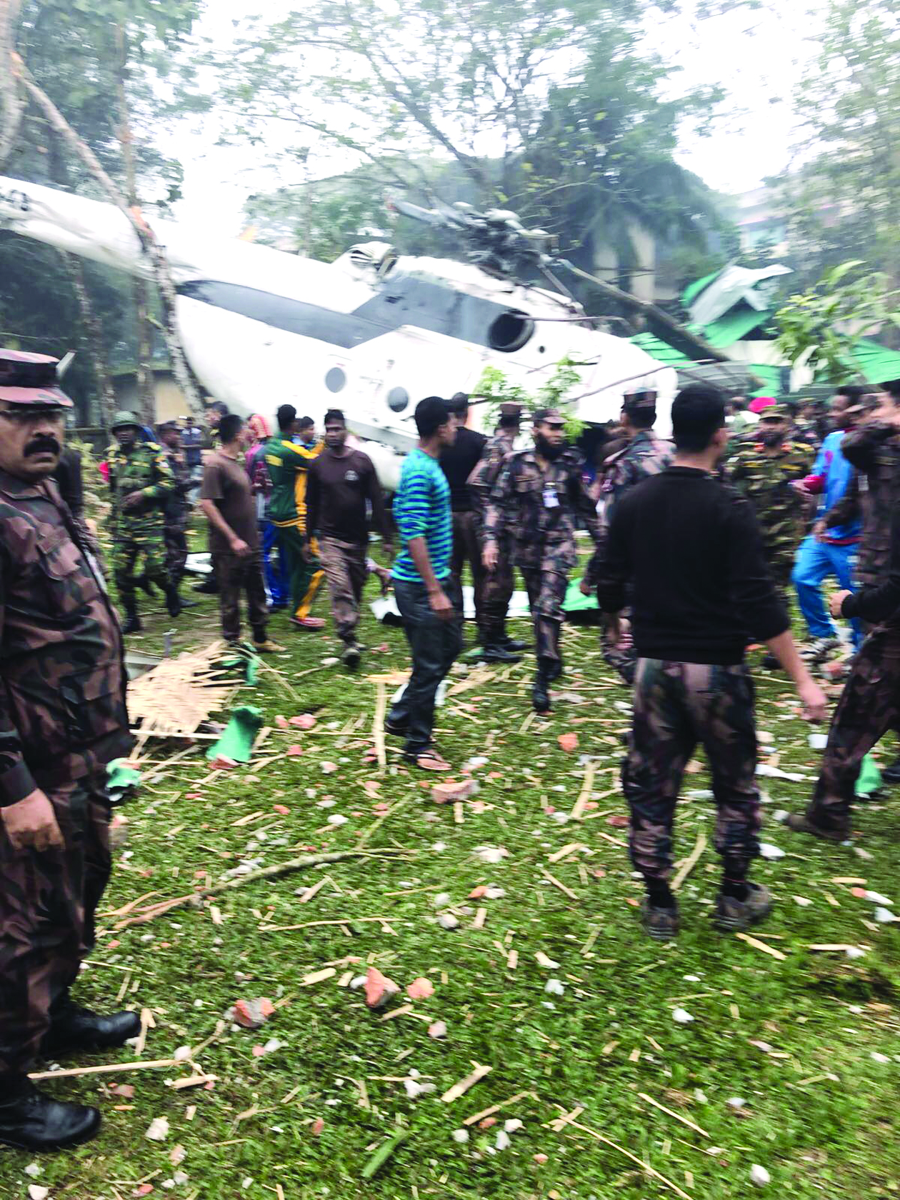 تجمع عناصر من القاعدة العسكرية القريبة من موقع الحادث ومن الأهالي