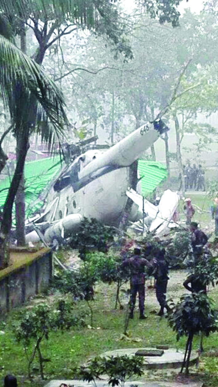 المروحية مستقرة على الأرض بعد سقوطها