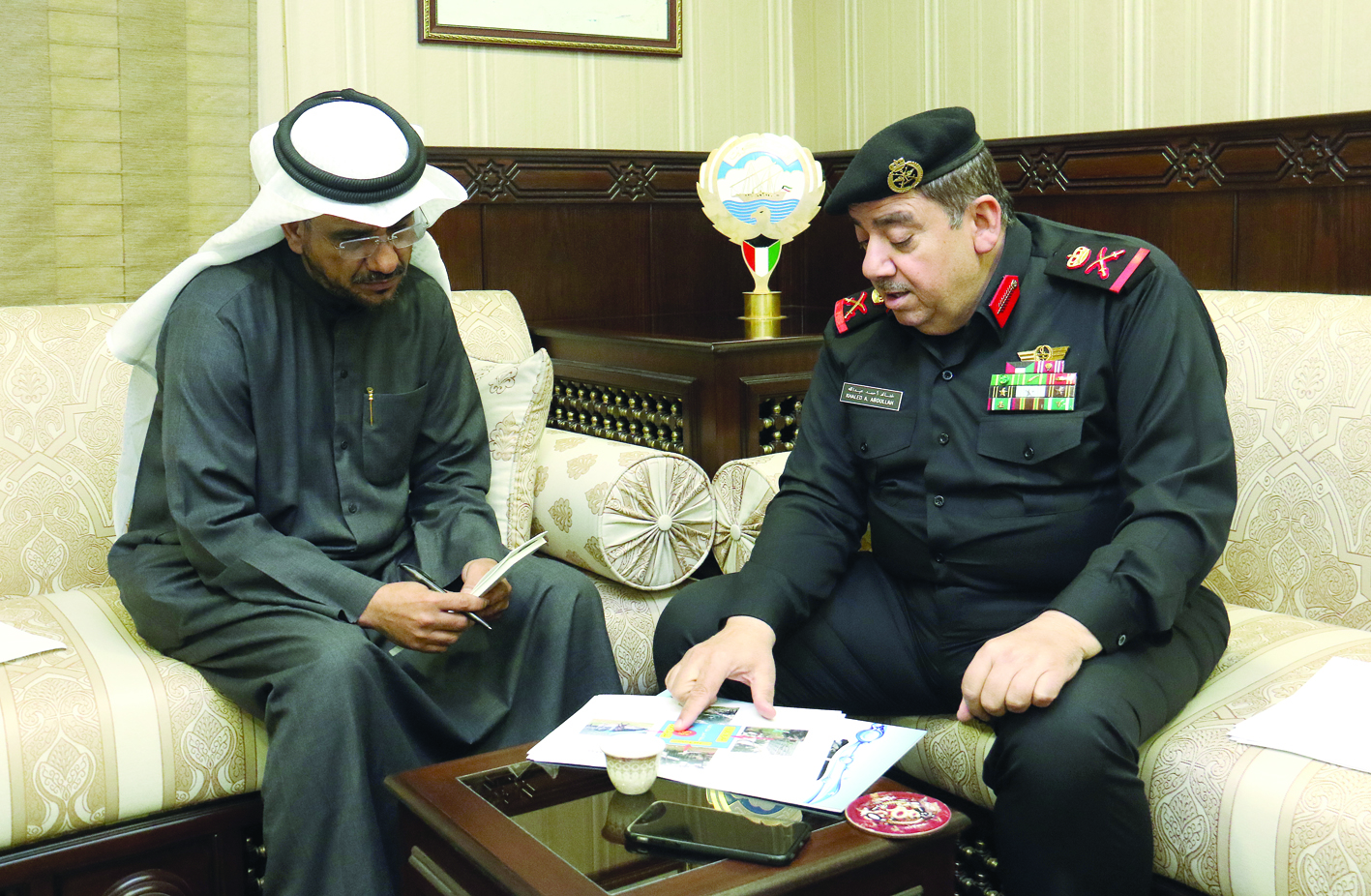 الكندري يشرح للزميل منصور الشمري كيفية وقوع الحادث