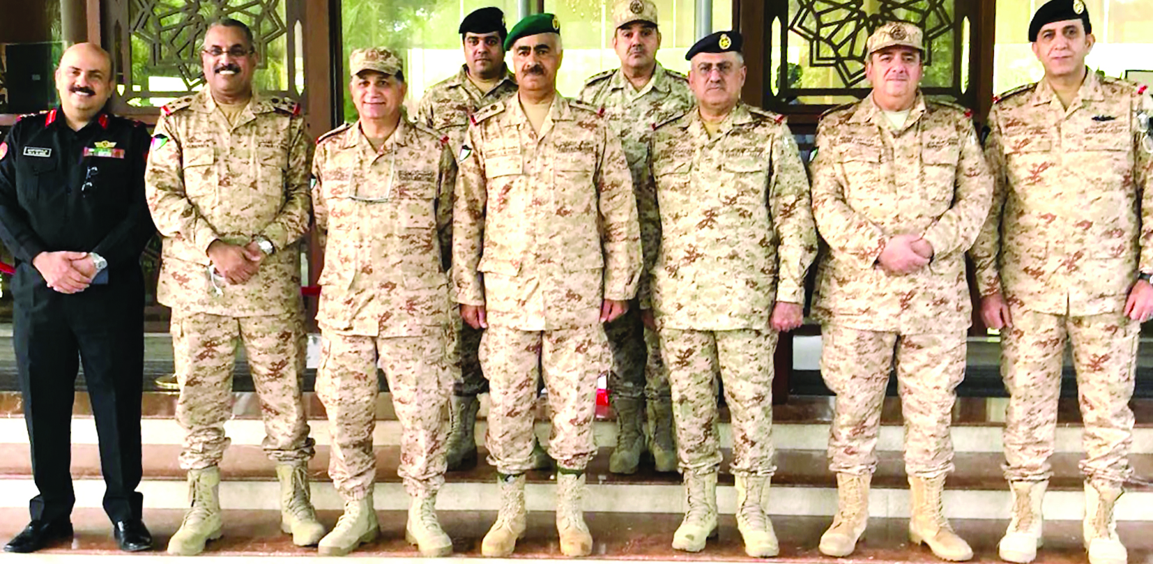 الفريق الخضر متوسطاً اللواءات الكندري والمزيدي ودشتي والعميدين الراشد والشنفا والعقيد البصري