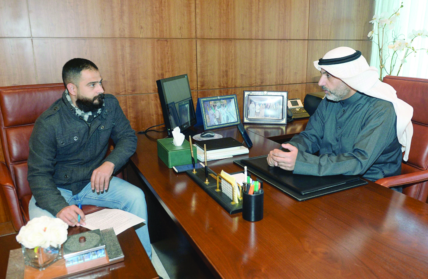 العنزي يتحدث للزميل محمد أنور	 (تصوير زكريا عطية)