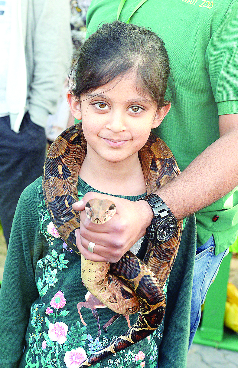 طفلة تحمل أفعى