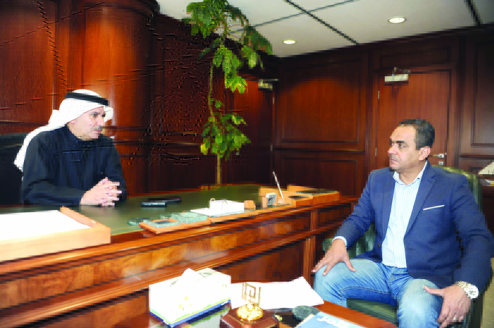 العيسى متحدثاً للزميل علاء السمان 	(تصوير طارق عزالدين)