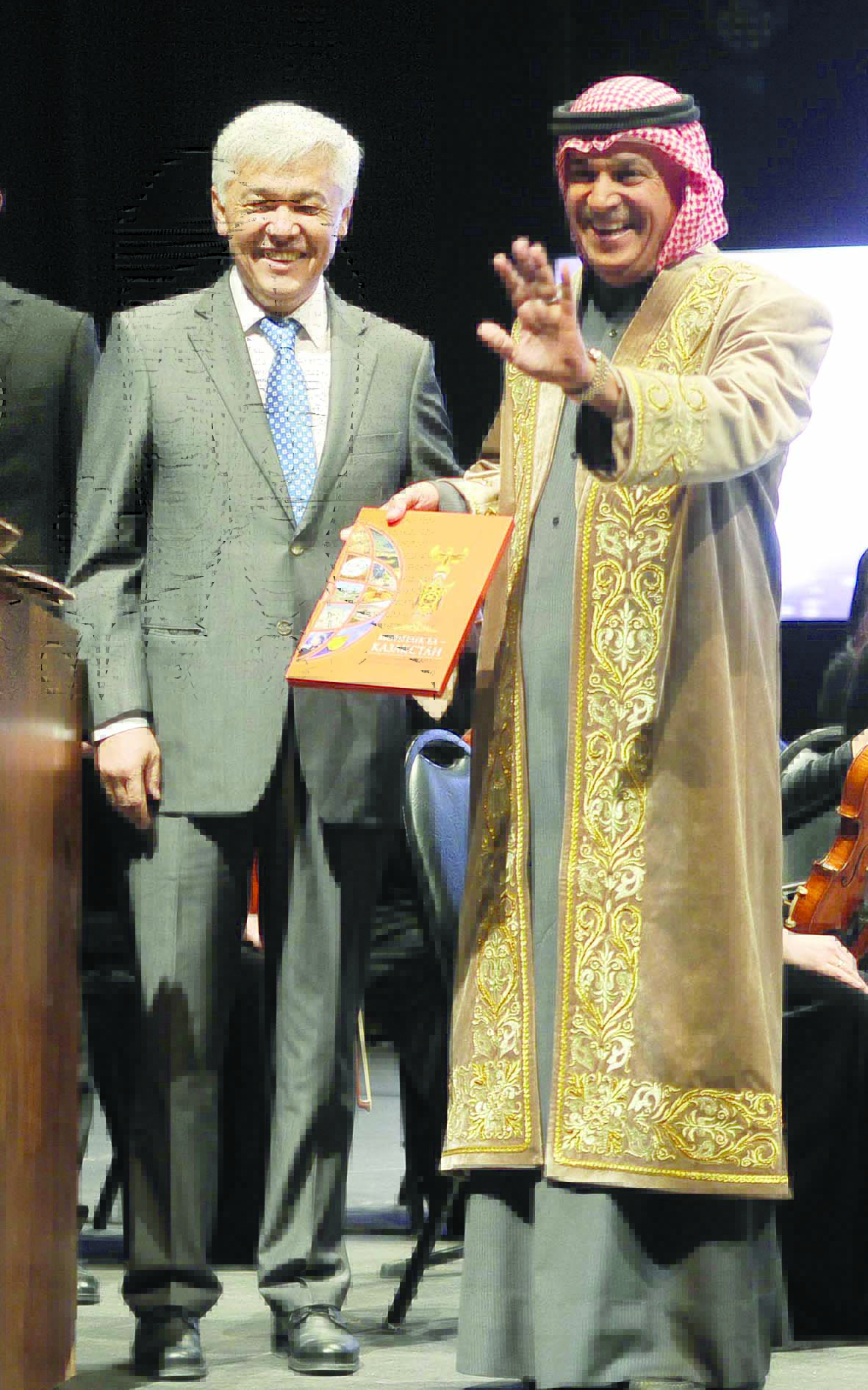 علي اليوحة مرتدياً «البشت» الكازاخستاني