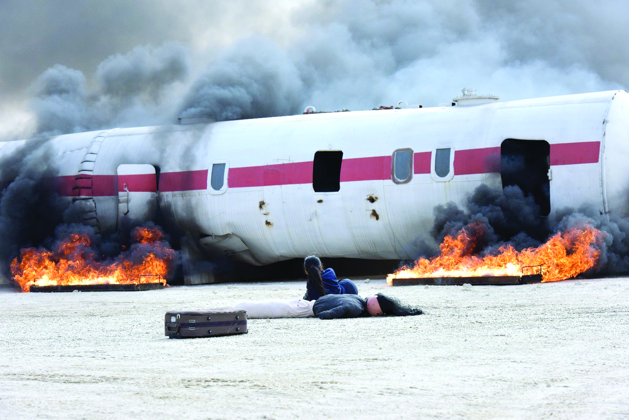 جسم الطائرة تشتعل فيه النيران ويبدو مصابان