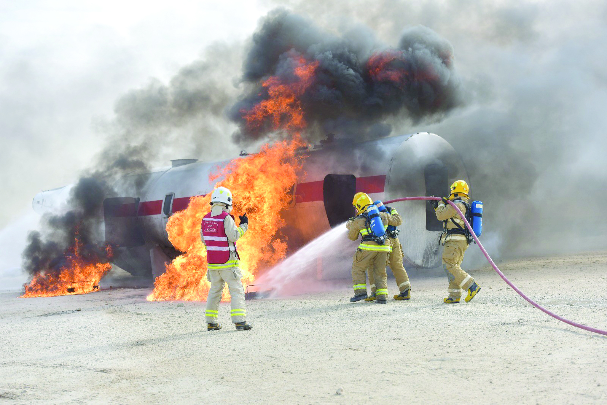 رجال الإطفاء يكافحون النيران