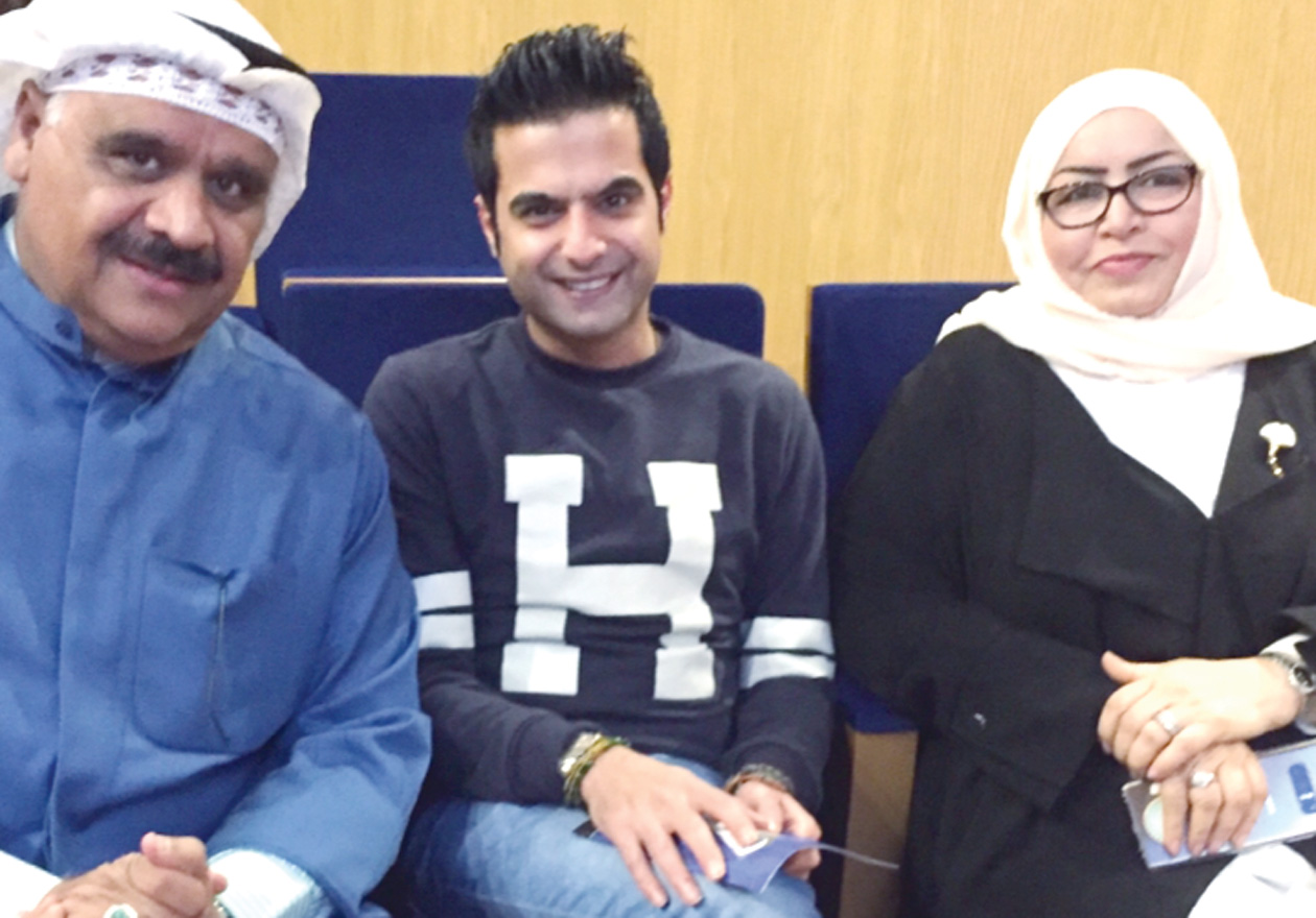 الزميل حمود العنزي مع استقلال أحمد وداود حسين