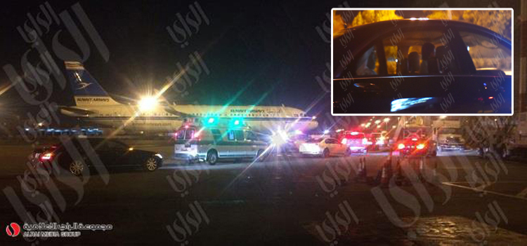 الطائرة التي وصل فيها الشيخ عبد الله وبدت سيارة الإسعاف وسيارات مدنية... وفي الإطار متوجهاً إلى المستشفى العسكري