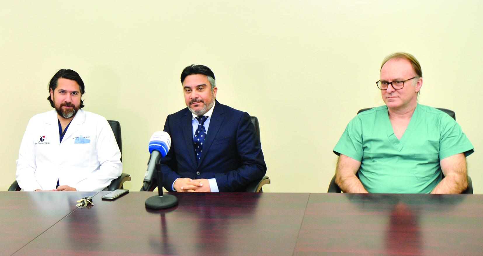 الفضلي يتوسط البنا والطبيب الزائر جانسون