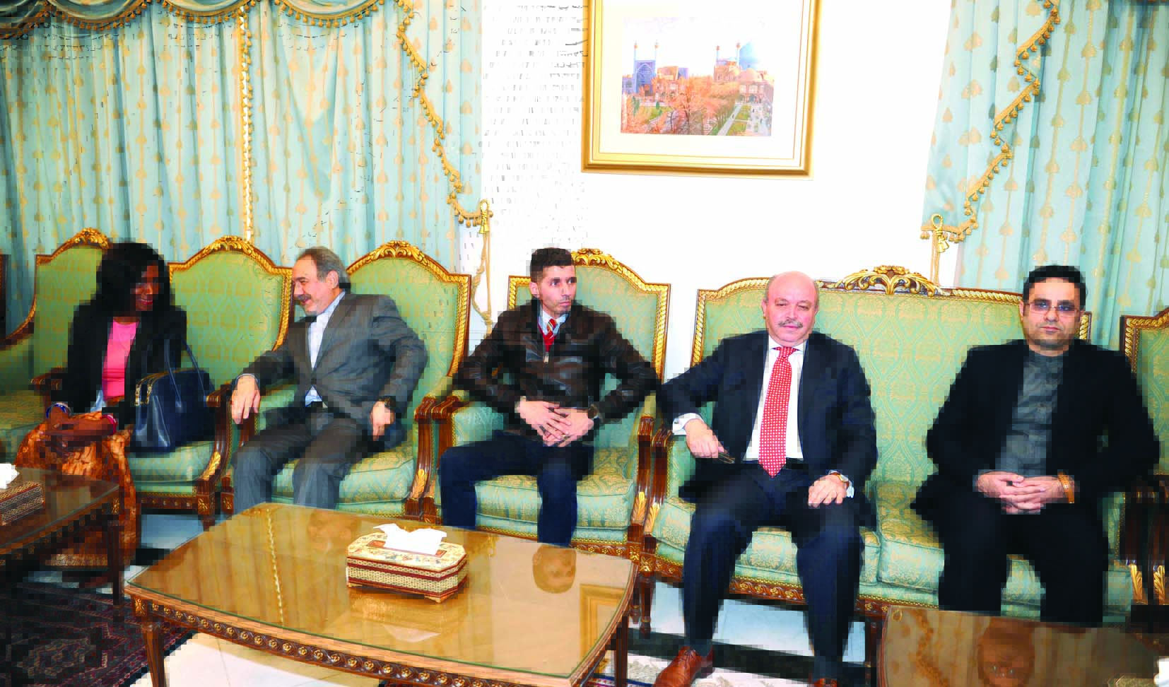 u0639u062fu062f u0645u0646 u0627u0644u062fu064au0628u0644u0648u0645u0627u0633u064au064au0646 u064au0642u062fu0645u0648u0646 u0627u0644u0639u0632u0627u0621 u0641u064a u0627u0644u0633u0641u0627u0631u0629 u0627u0644u0625u064au0631u0627u0646u064au0629t(u062au0635u0648u064au0631 u0637u0627u0631u0642 u0639u0632u0627u0644u062fu064au0646)