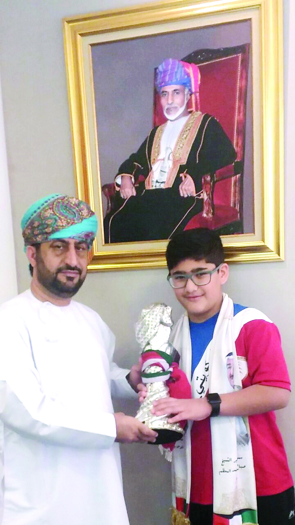 محمد الشحي يشارك الفودري حمل كأس الخليج