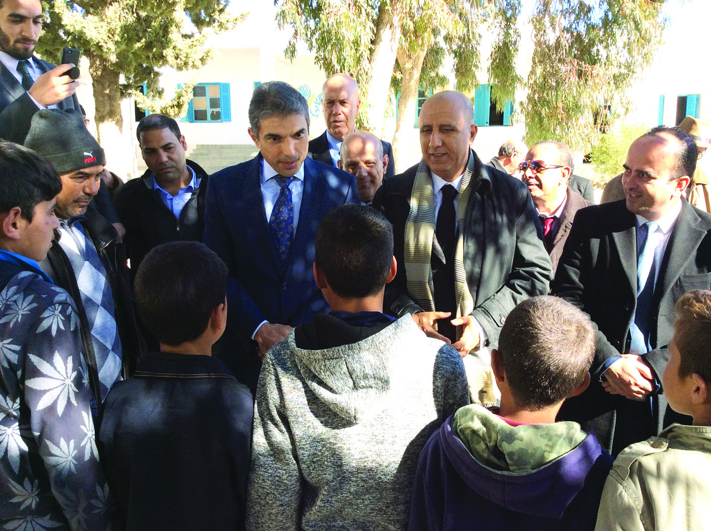 ...ويحادث تلاميذ مدرسة القرية الشمالية 