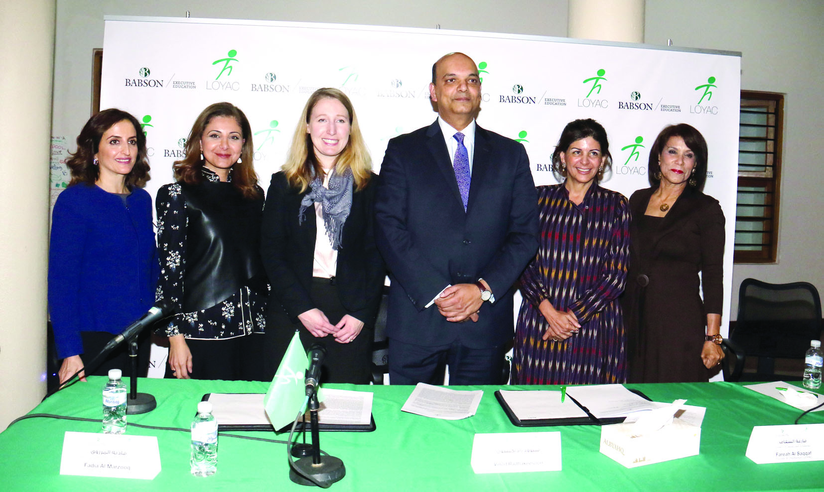 صورة جماعية لممثلي لوياك وكلية بابسون   	 (تصوير بسام زيدان)