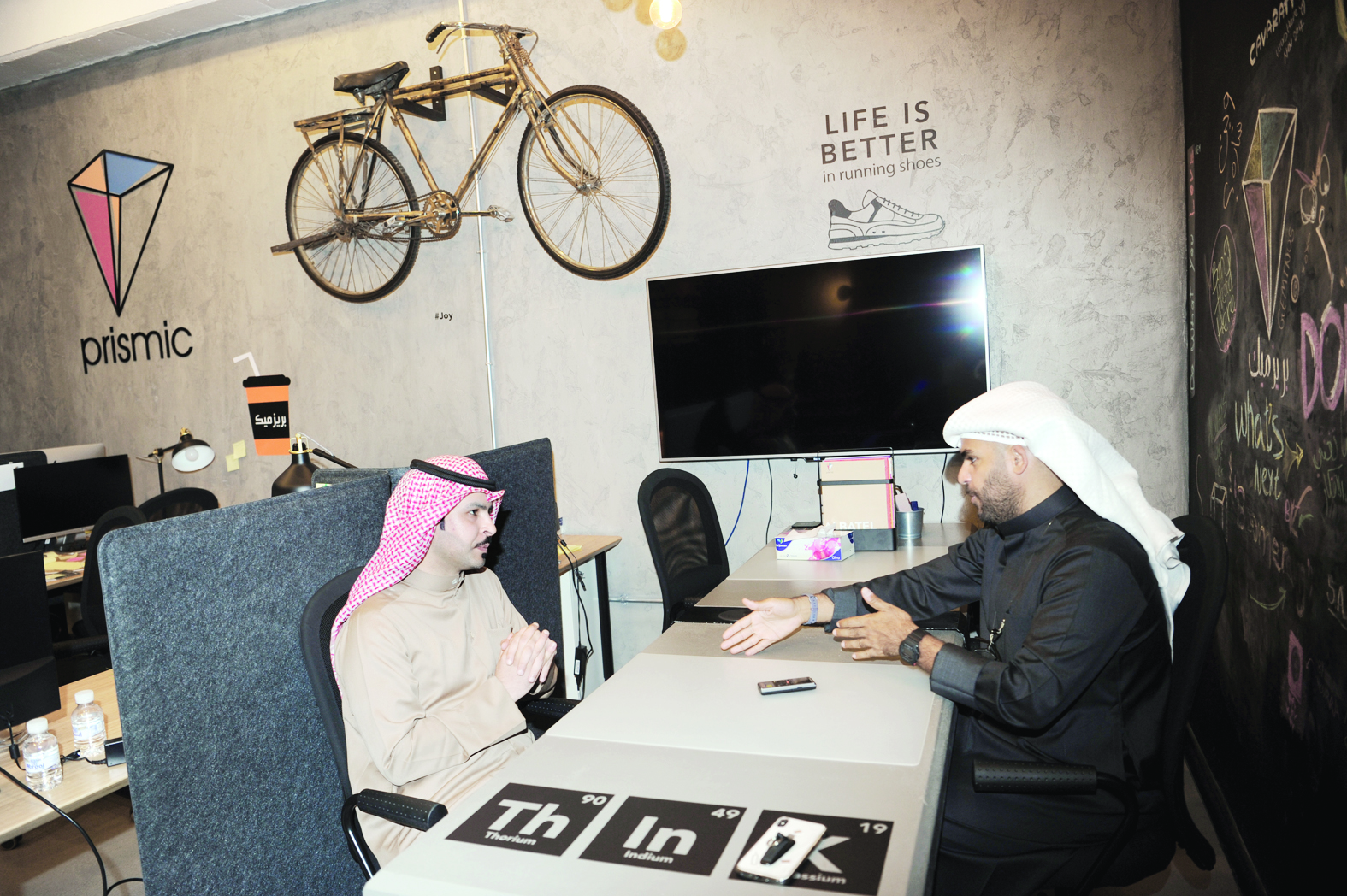 عمر العثمان متحدثاً للزميل فيصل التركي 	( تصوير طارق عز الدين) 