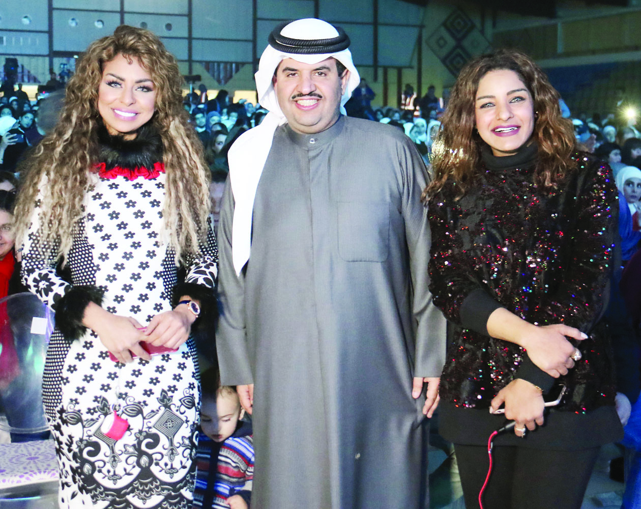 دعيج الخليفة يتوسط هند ومرام البلوشي 