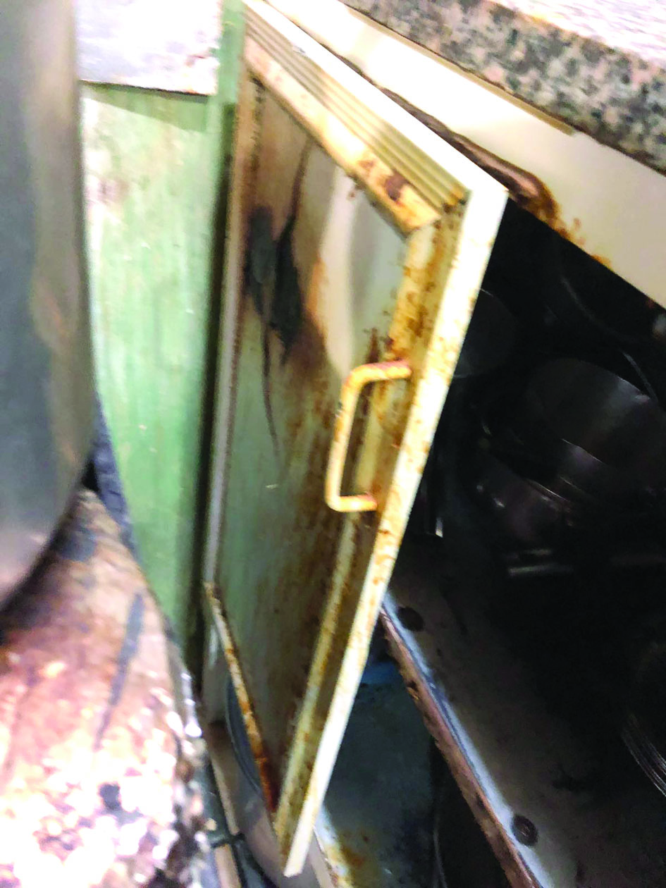 مخازن متهالكة