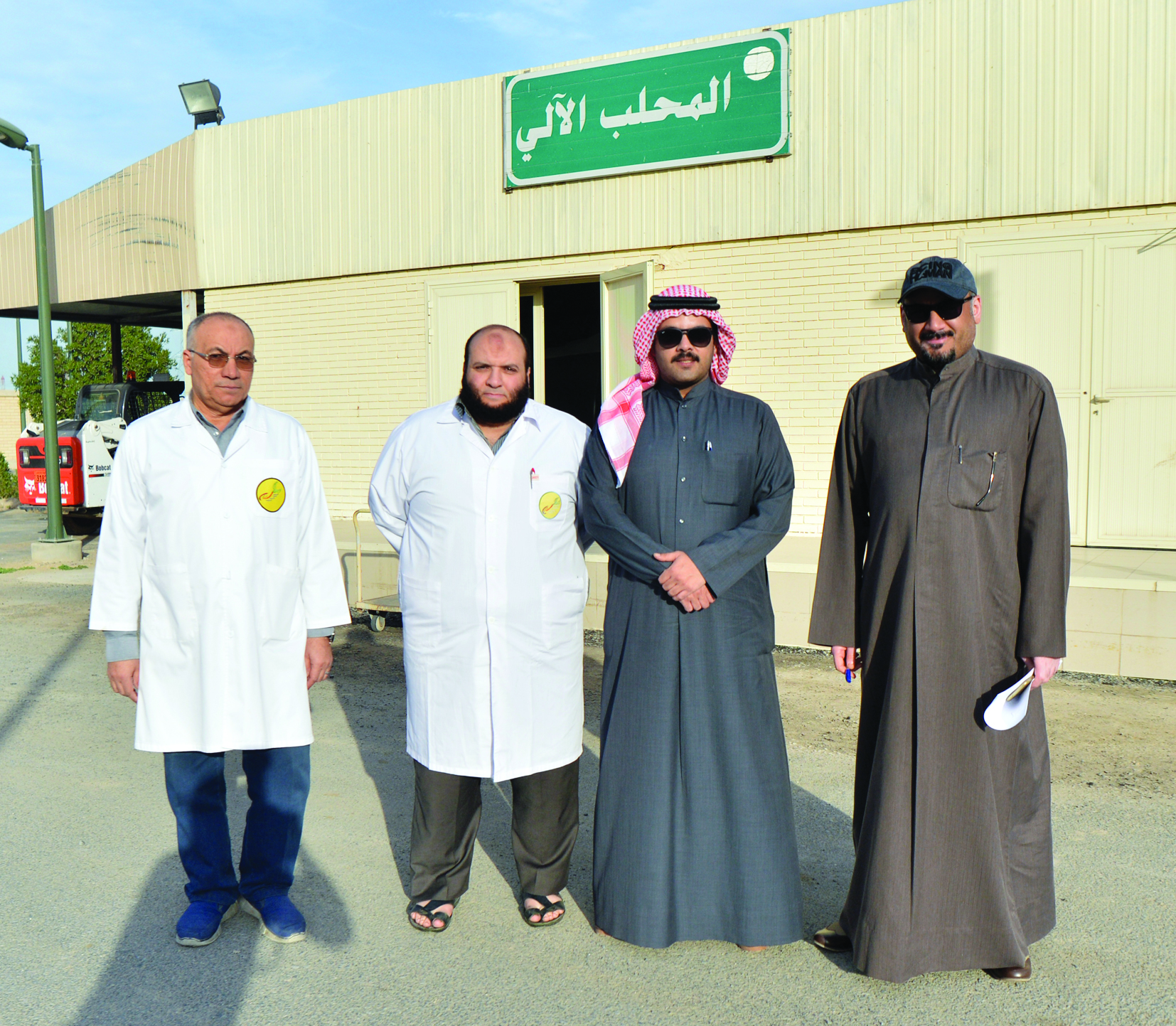 الزميل ناصر الفرحان مع مسؤولي المركز