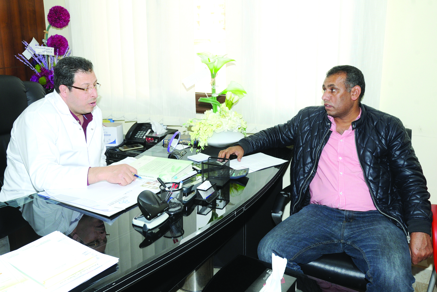 ياسر الشيخ متحدثا للزميل عمر العلاس 	(تصوير كرم ذياب)