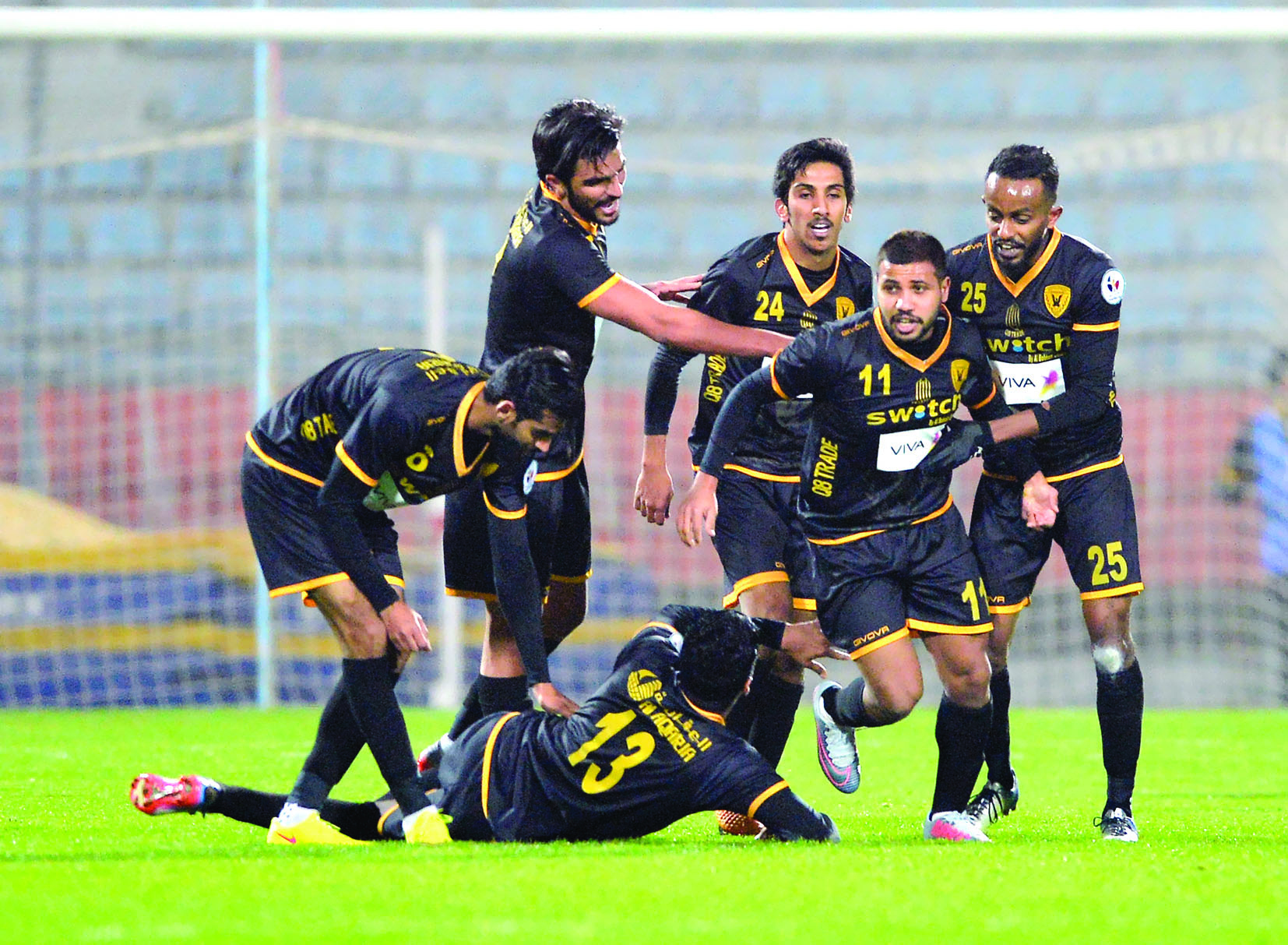 لاعبو القادسية يحتفلون بهدف محمد الفهد في مرمى العربي