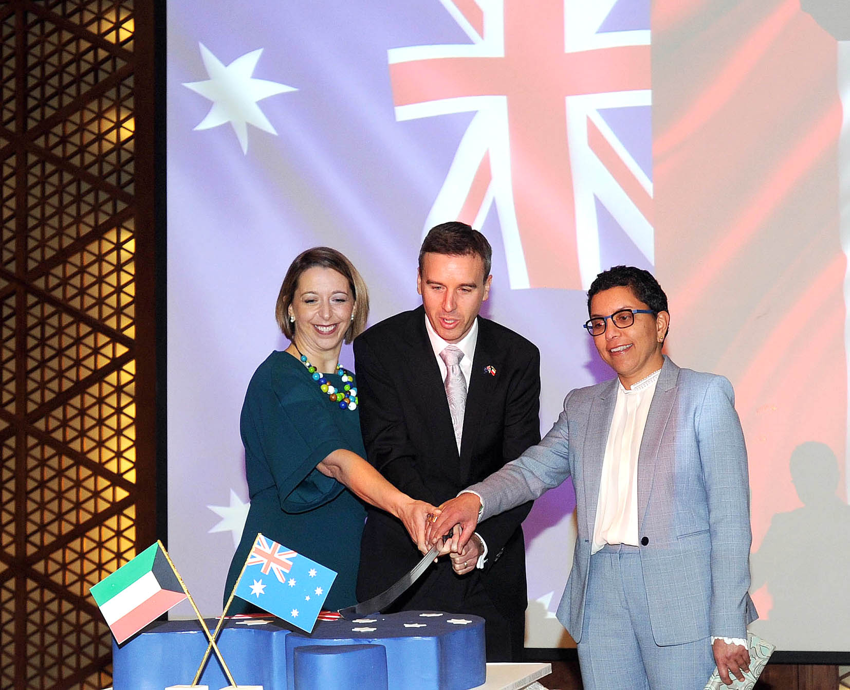 u0627u0644u062eu0627u0644u062f u0645u0634u0627u0631u0643u0629 u0627u0644u0633u0641u064au0631 u0627u0644u0623u0633u062au0631u0627u0644u064a u0648u0632u0648u062cu062au0647 u0642u0637u0639 u0642u0627u0644u0628 u0627u0644u062du0644u0648u0649 t(u062au0635u0648u064au0631 u0643u0631u0645 u0630u064au0627u0628)