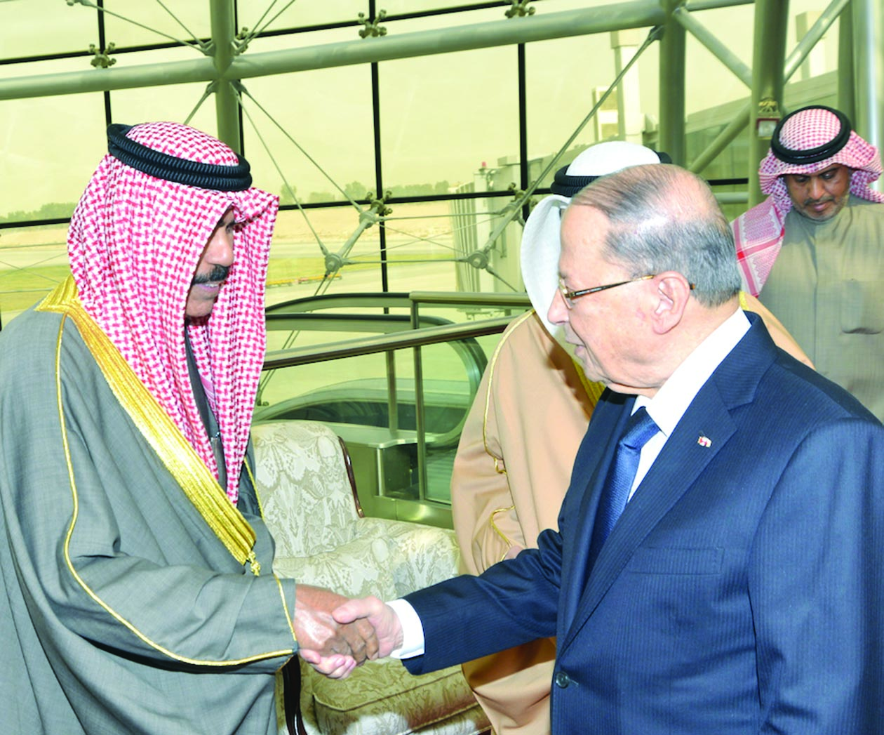 عون مصافحاً سمو ولي العهد