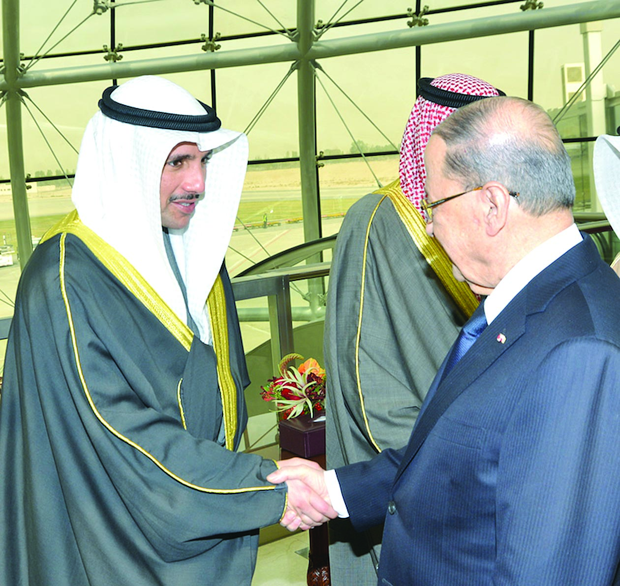 الرئيس اللبناني مصافحاً مرزوق الغانم