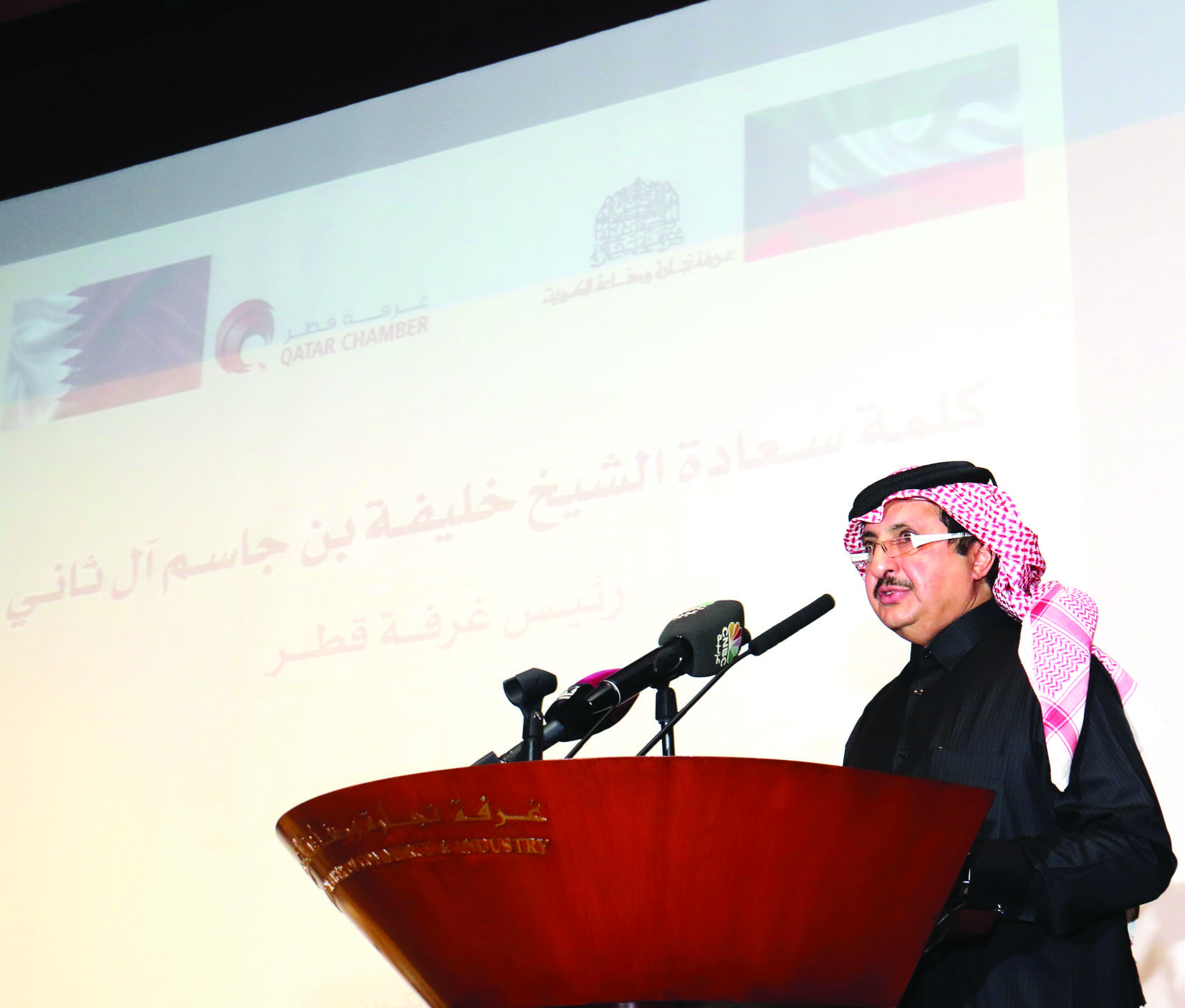 آل ثاني ملقياً كلمته 