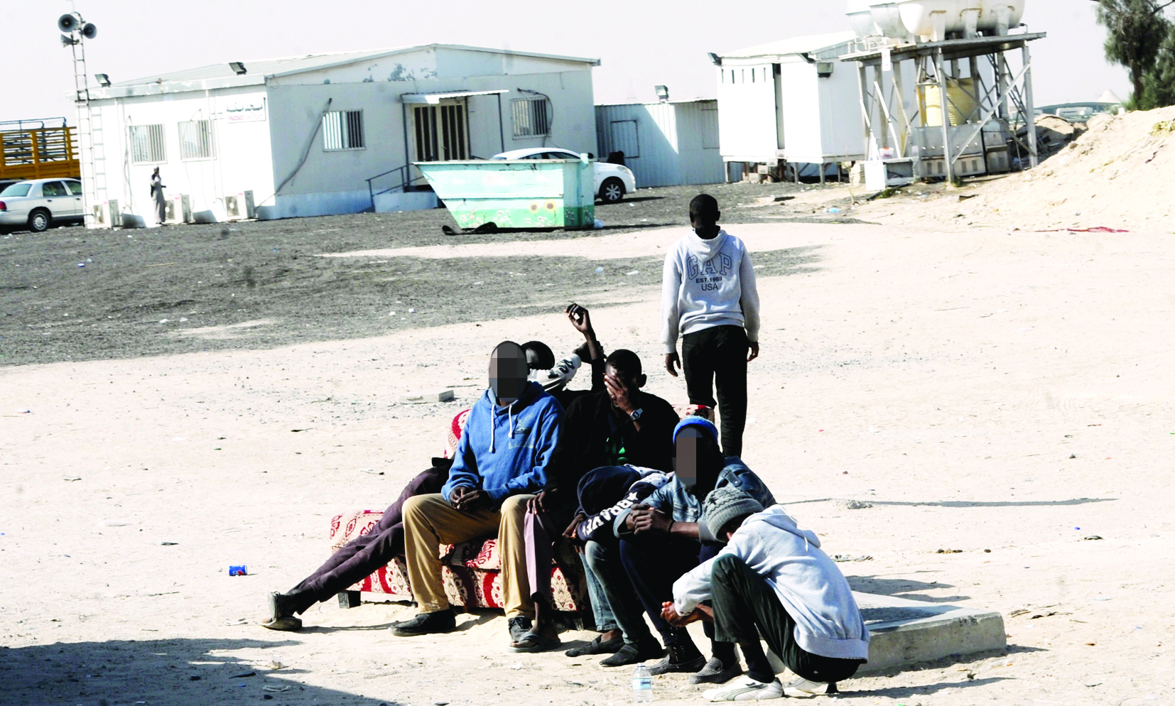 عمال ينتظرون فرصة عمل