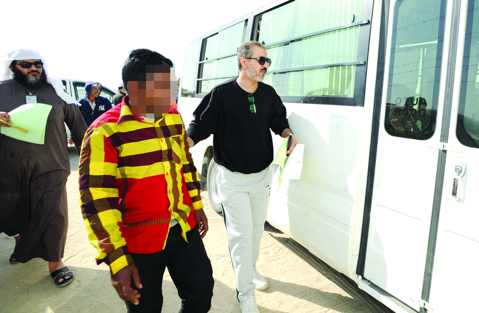 الحافظ يقتاد أحد المخالفين إلى الباص