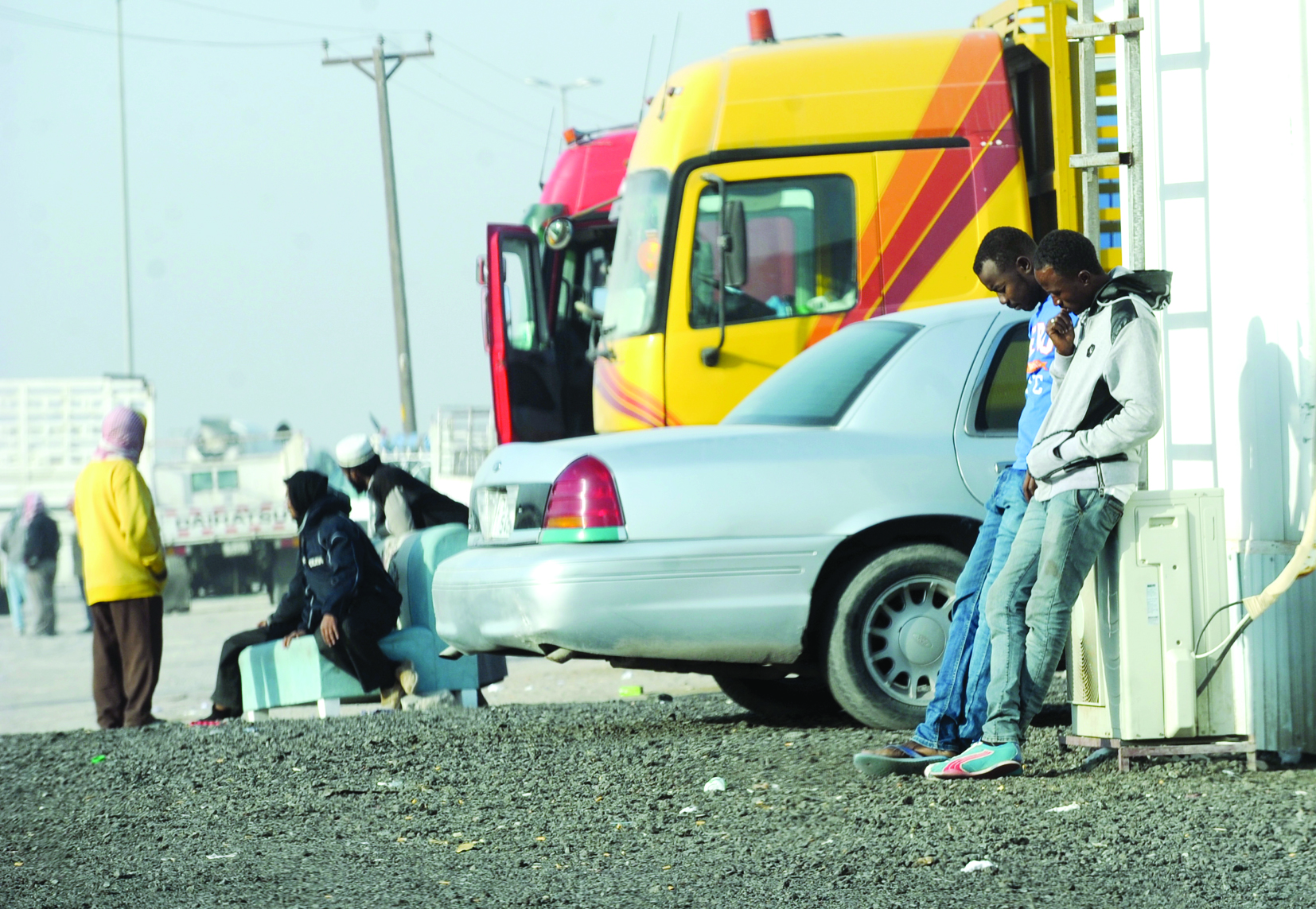 عمال في انتظار الزبائن 
