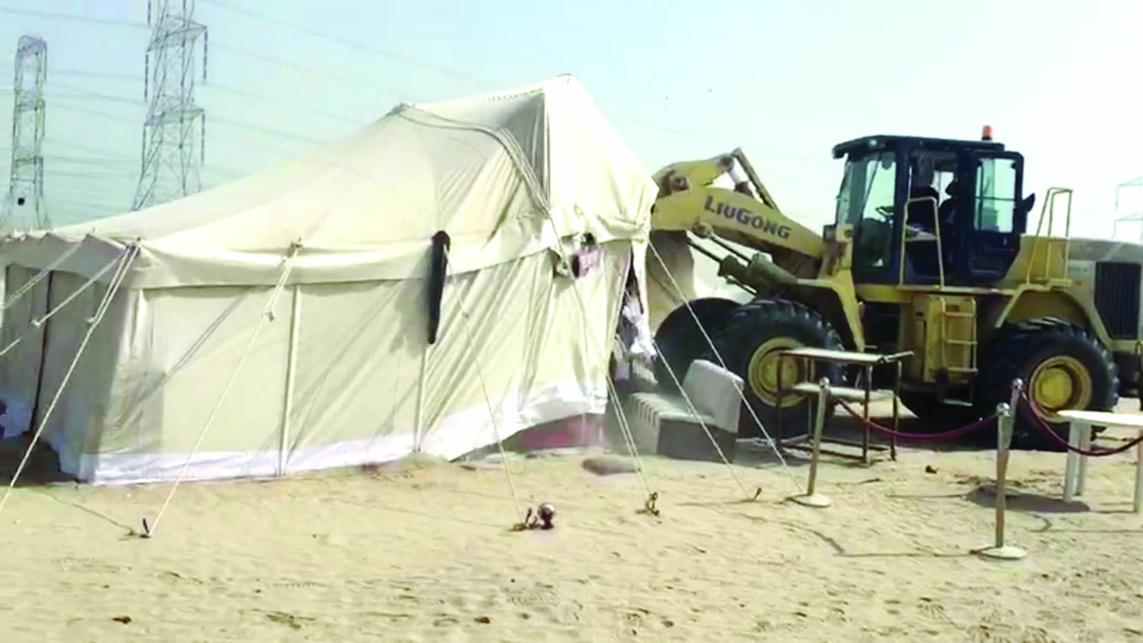 جرافة تأتي على الخيمة المخالفة