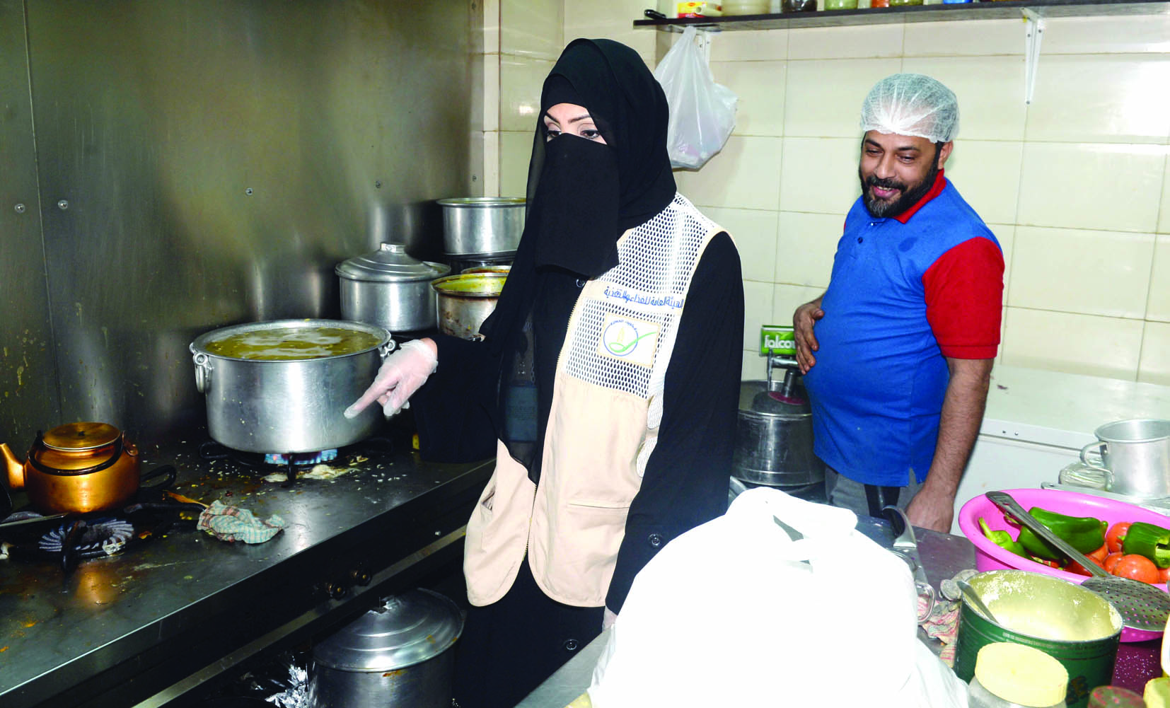 مفتشة في مطبخ أحد المحلات