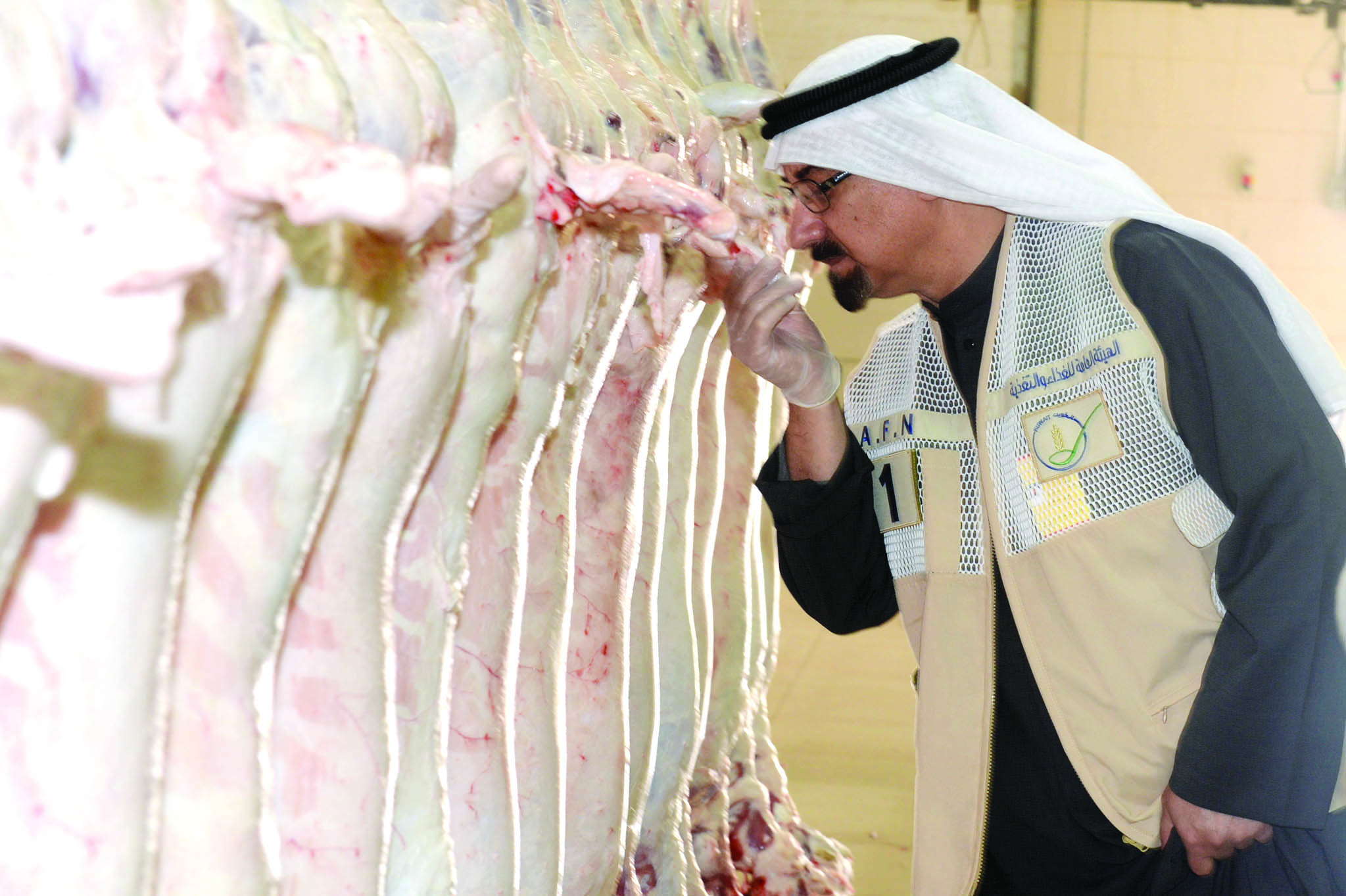 الكندري يتأكد من سلامة لحوم الذبائح 	(تصوير زكريا عطية)