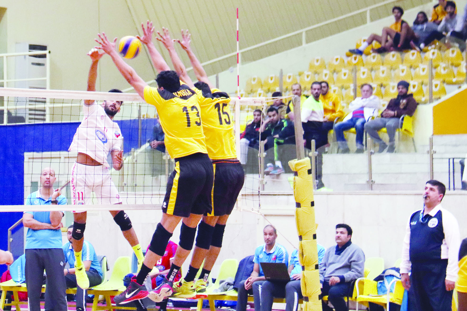 u062du0627u0626u0637 u0635u062f u0642u062fu0633u0627u0648u064a u0623u0645u0627u0645 u064au0639u0642u0648u0628 u0639u062fu0646u0627u0646 t(u062au0635u0648u064au0631 u0628u0633u0627u0645 u0632u064au062fu0627u0646)