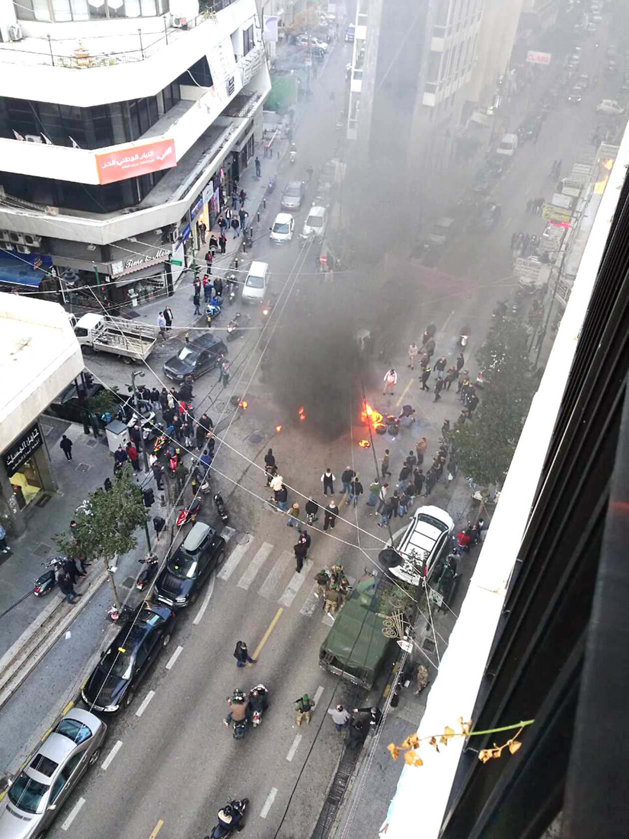 أنصار بري يقطعون طرقات في أحد شوارع العاصمة اللبنانية بالإطارات المشتعلة 