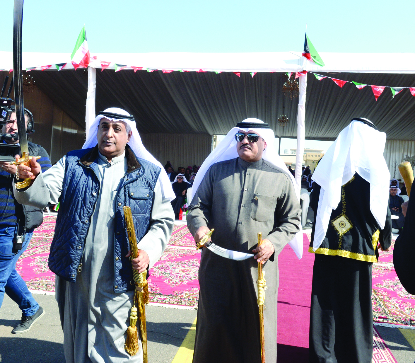 مدير الجمارك يؤدي العرضة