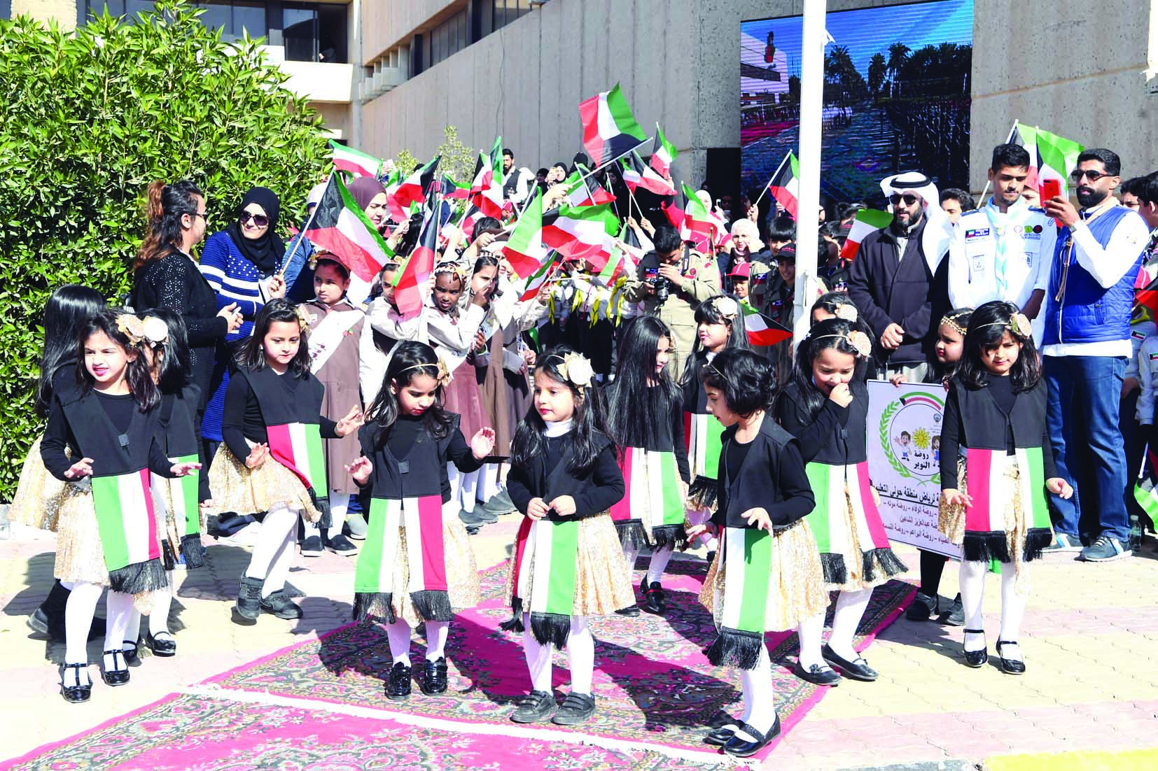 زهرات «التربية» شاركن في الاحتفال