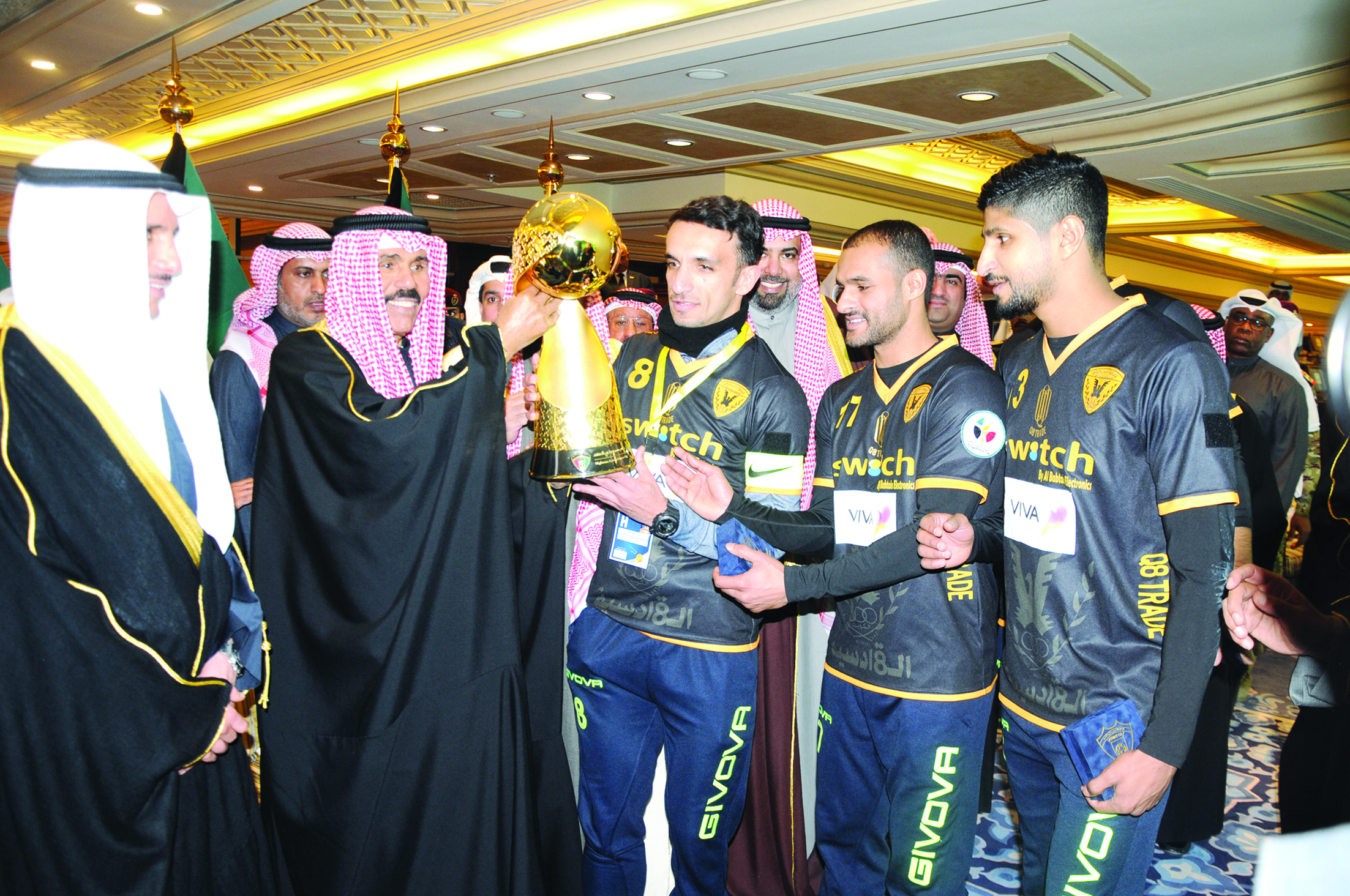 سمو ولي العهد يسلم كأس سموه إلى قائد فريق القادسية صالح الشيخ بحضور رئيس مجلس الأمة مرزوق الغانم 